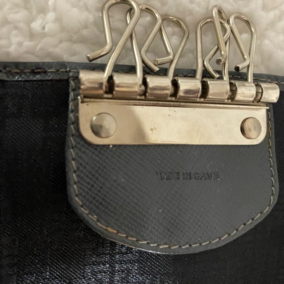 Givenchy Gray keycase with six key holders, excellent condition - Picture 8 of 10